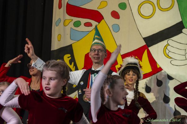 familijedach-kg-2025-0779967B9CC-F0C7-D7C1-A9E0-C18E71F76409.jpg