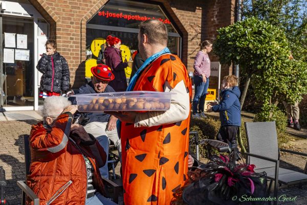 rosenmontag-buir-2025-109D17EC3EB-44E3-4C62-AB12-257EEE662D36.jpg