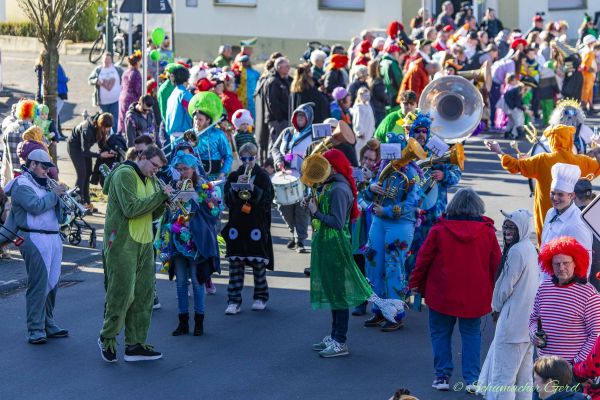 rosenmontag-buir-2025-13801299914-E4FC-2626-8FC1-7EE9B3B1DD1B.jpg
