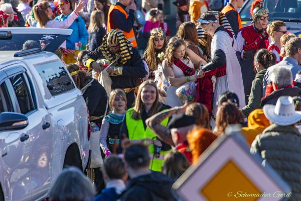 rosenmontag-buir-2025-143D06CE72D-261C-D341-1F73-F836D4C3A935.jpg