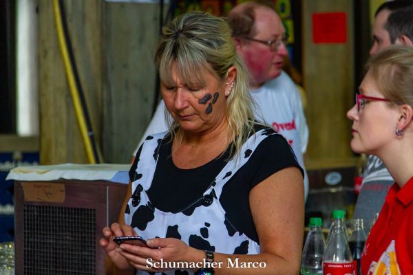 rosenmontagszug-buir-150D43C37B7-57BA-865A-77C6-74289F2197DA.jpg