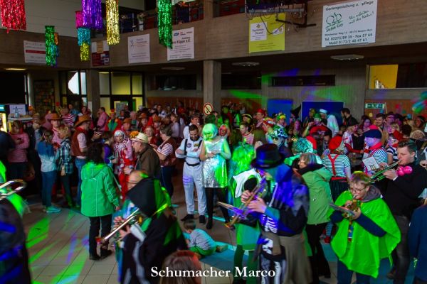 rosenmontagszug-buir-182144F6D64-130F-7CAF-882B-E02A6A30D113.jpg