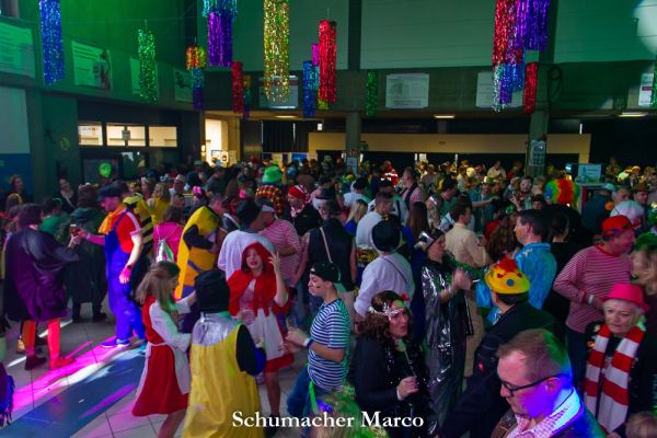 rosenmontagszug-buir-18714A2F5CE-35F3-A2F7-E13B-3C896ED9E1F4.jpg
