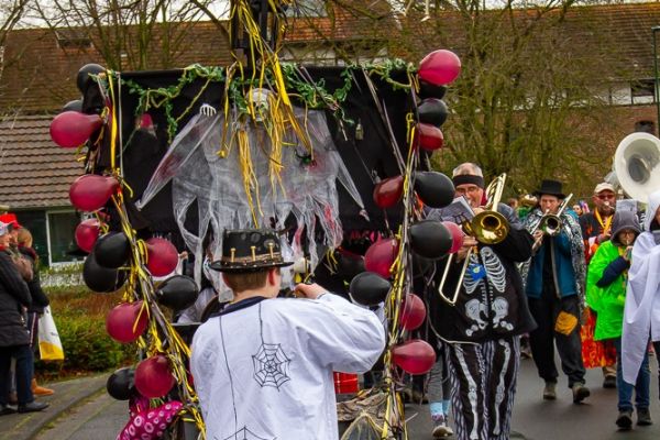 rosenmontagszug-buir-79ABADB9F2-7D45-F5CB-6F74-8B7F1B5C6862.jpg