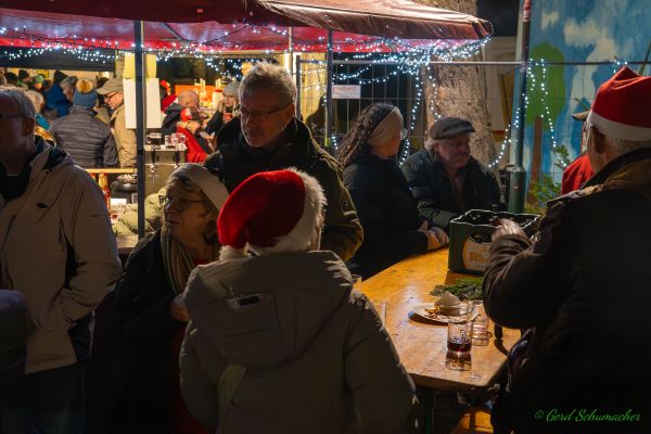 kg-weihnachtsmarkt-2025-05801421A96-E4C8-6383-9FB1-4AE4E00286AA.jpg